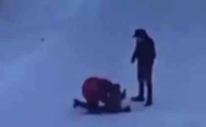 Семейде қолында баласы бар әйелді ұрып-соққан ер адам видеоға түсіп қалды