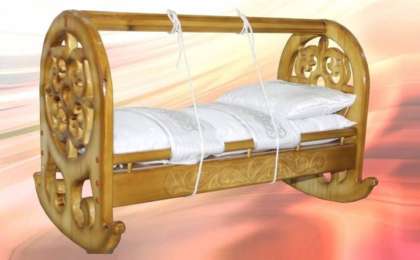 «Басы үлкейіп, сүйектері дұрыс жетілмейді»: Дәрігерлер бесік бала денсаулығына зиян деген тұжырым жасады