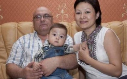 “Кешір мені": Дана Нұржігіт ұлының әкесі Владимир Рерихтың қазасына байланысты естелігімен бөлісіп, қоштасу хатын жазды