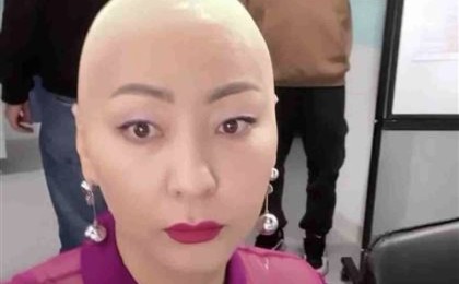 Айгүл Иманбаева шашын тықырлап алып тастады