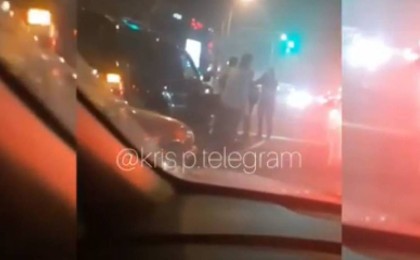 Алматыда жүргізушілердің жолдағы төбелесі видеоға түсіп қалды