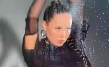 Мінсіз мүсінді Назима ерлер қауымын естен тандырды (Видео)