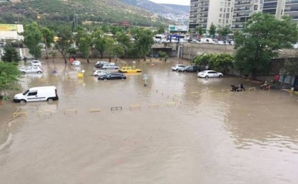 Түркияның Измир қаласы су астында қалды (фото/видео)