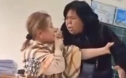 Мұғалімге жұдырығын ала жүгірген әйел елдің жағасын ұстатты (ВИДЕО)