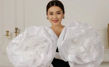 "Томпақтығы жарасып тұр": Ерке Есмахан босанғаннан кейінгі дене бітімін көрсетті