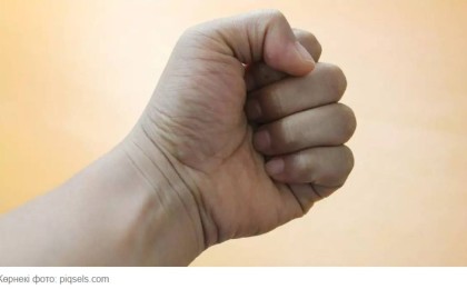 Қарағандыда дене шынықтыру мұғалімі оқушыны ұрып-соғып, сүйрелеген