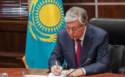 Президент жүргізуші куәлігін алып жүрмеуге болатын Заңға қол қойды