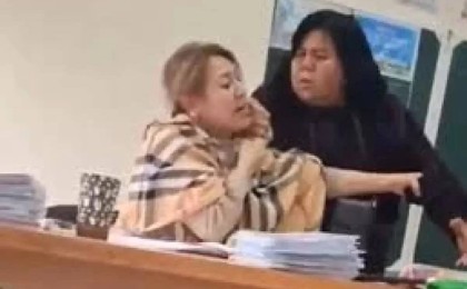 Желіде мұғалімді жағадан алып, ұрған әйелдің видеосы тарады (ВИДЕО)