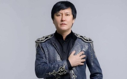 "Келінмен жарысып туған енеге қалай қарайсыздар". Өмірқұл Айниязов жүкті келінімен суретке түсіп сынға қалды (фото)