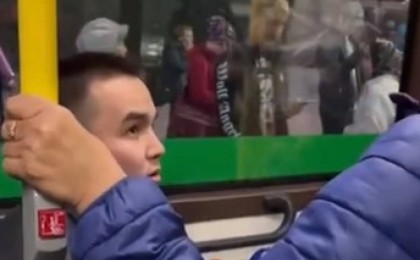 “Сыйламаймын үлкен кісілерді”: автобуста орын бермеген жігіттің қылығы желіде талқылануда (ВИДЕО)