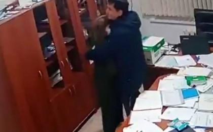 Мектеп директоры мен орынбасарының арасындағы «ашық махаббаты» көптің ашуын туғызды (ВИДЕО)