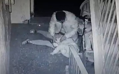 Еңгезердей еркек подъезде 70 жастағы кемпірді зорламақ болды (видео)