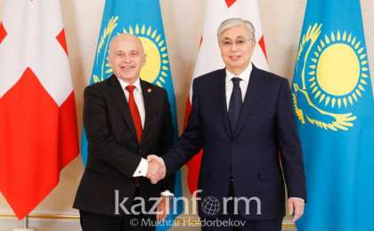 托卡耶夫总统与瑞士联邦主席举行小范围会谈