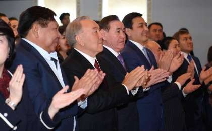 纳扎尔巴耶夫观赏《飞翔的白鹤》戏剧演出