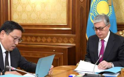 托卡耶夫总统接见央行行长