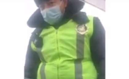 "Қарғыс атсын" деген полицей жұрттың жағасын ұстатты (видео)