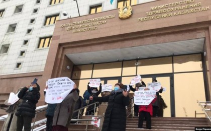 Нұр-Сұлтанда 30-ға жуық әйел министрлік алдына жиналды
