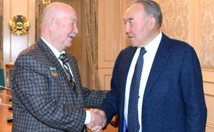 首任总统接见著名艺术家穆拉谢夫