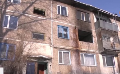 Өрттен құтқармақ болды. Қарағанды облысында әйел балаларын терезеден лақтырды