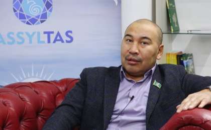 "Халыққа қарсы шықпауым керек еді". Ермахан Ибраимов плакат жыртқаны үшін кешірім сұрады (видео)