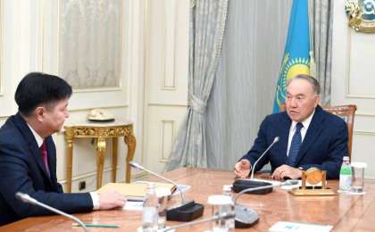 纳扎尔巴耶夫接见最高法院院长阿萨诺夫