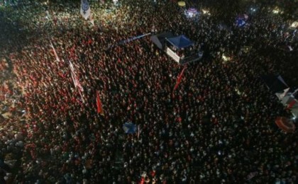 Мыңдаған адам президенттің отставкаға кетуін талап етті