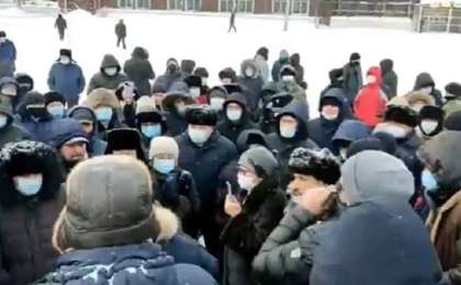 Жаппай вакцинациялауға қарсы. Көкшетаулықтар алаңға шықты (видео)