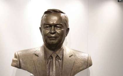 Өзбекстанда Ислам Каримов бюстіне мұғалімдерден мәжбүрлеп ақша жинаған