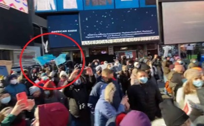 Нью-Йоркте Навальныйды қолдайтын митингіде Қазақстанның туы көтерілді