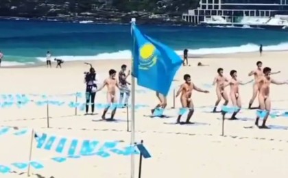 Бораттың үлкен мүсіні орнатылып, Қазақстан туымен флешмоб өтті (видео)