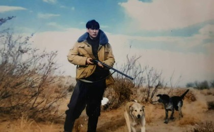 "Мен ғашық болған Мейрамбек". Әнші 21 жастағы суреттерімен жұртты тәнті етті (фото)