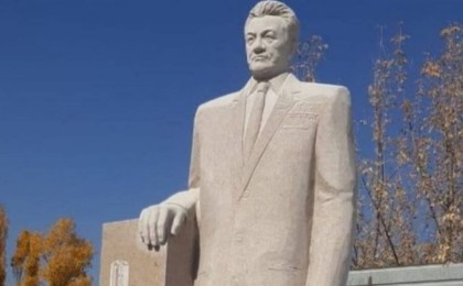 «Қазақты әлдебір құбыжық етіп көрсетудің кезекті қаніпезер амалы»: жұрт Қонаевқа қойылған ескерткішті қабылдай алмай жатыр