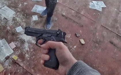 Алматыда көшеде тапанша көтеріп жүрген адам видеоға түсіп қалды