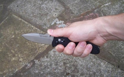 ШҚО-да қыз зорлап сотталған адамның әкесі әйелге пышақпен шабуыл жасады