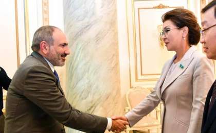 参议院议长会见亚美尼亚总理帕希尼扬