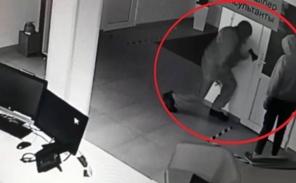 Күзетші мен мектеп оқушысы Нұр-Сұлтандағы автокөлік орталығын балтамен тонамақ болған (видео)