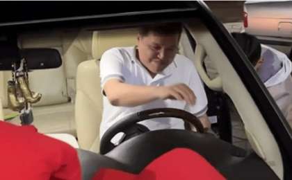 Әлем чемпионы Санжар Тәшкенбай әкесіне қымбат көлік сыйлады (видео)