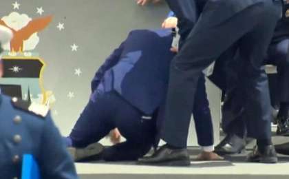 Байден түлектерді құттықтап жатқанда құлап қалды (ВИДЕО)