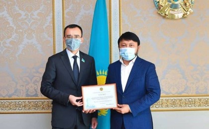 Саясаттанушы Мұхамеджан Тазабектің Нұр-Отаннан алған алғыс хаты үшін сынады: "Тазабек сексологиямен айналысқанға дейін айтыс ақыны еді"