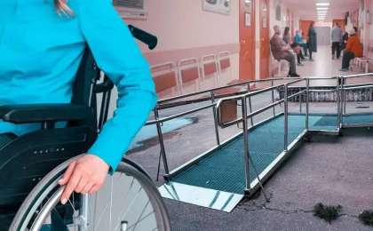 “Трос үзілді”: Астанада сот ғимараты алдындағы пандустан арбадағы әйел құлап кетті