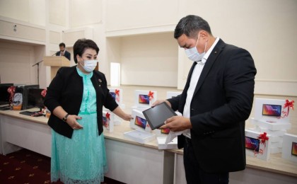 Атырауда жағдайы төмен отбасыларға жарамсыз планшеттер таратылған