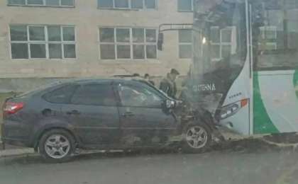 Петропавлда жеңіл көлік пен автобус соқтығысты