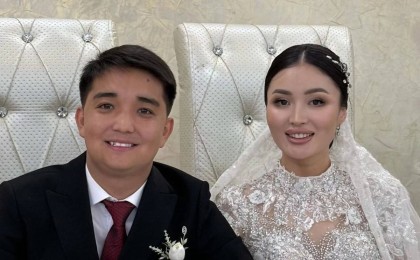 "Анам қарсы болды": Өзінен 6 жас үлкен әйелге үйленген әнші жан сырын ақтарды