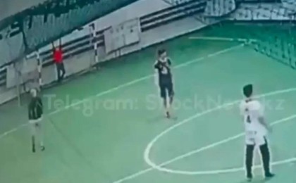 Астанада футбол алаңында жігітті қақпа басып қалып, көз жұмды