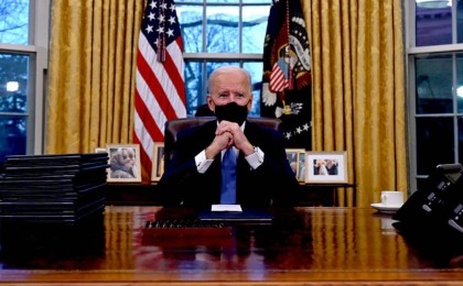 Байден Трамптың шешімдерін жоққа шығарып, алғашқы жарлықтарға қол қойды