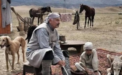 Мейрамбек Бесбаев ұлы мен қызын өз бейнебаянына түсірді (Видео)