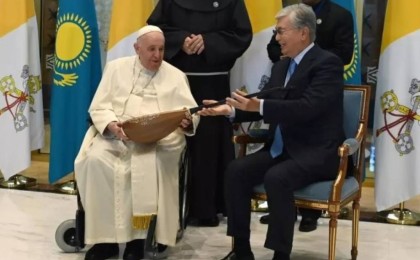 Тоқаев Рим Папасына домбыра сыйлады