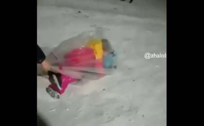 Елордада балаларын пакетке салып сырғанатқан ер адам "Үздік әке" атанды