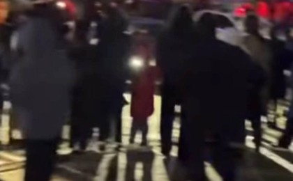 Ақтауда тегін донер таратылып, халық бірін-бірі таптап кете жаздады (видео)