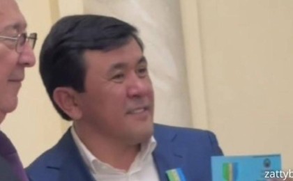 Әнші Заттыбек Көпбосынұлы төсбелгімен марапатталды